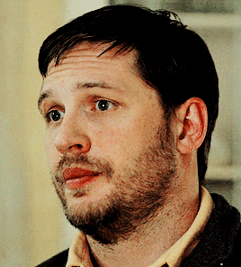 Bob fait cette face parce qu'il y a une FILLE dans sa cuisine. OMG!